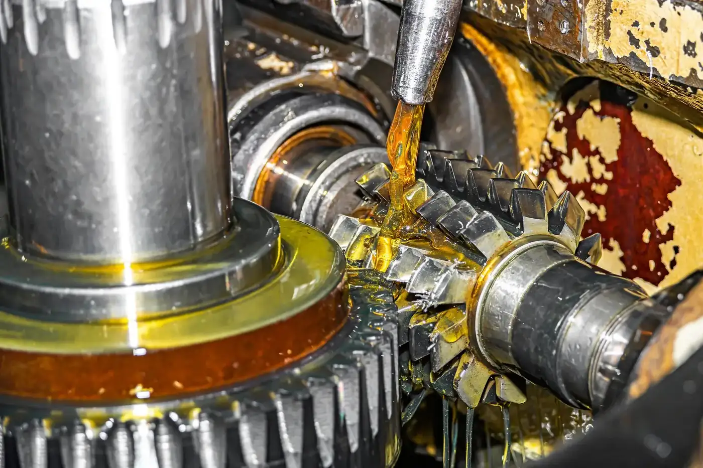Lubricated industrial gearing under load