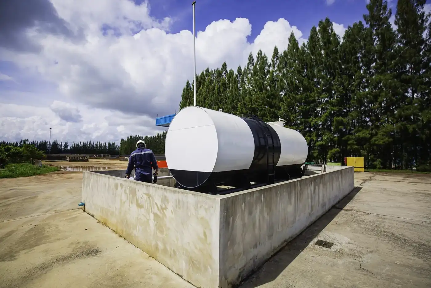 Bulk fuel storage tank supplying standby power equipment
